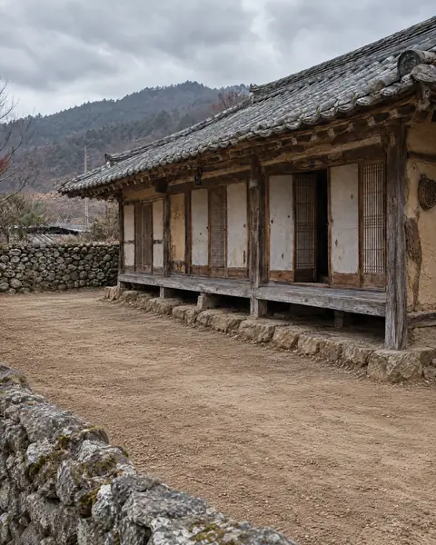 작업 후 — 비우고 쓸어 낸 마당