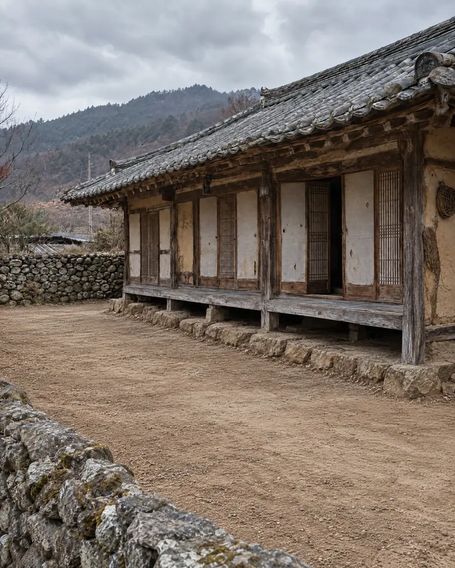 작업 후 — 비우고 쓸어 낸 마당