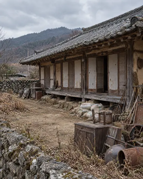 작업 전 — 마당에 짐이 쌓인 시골집